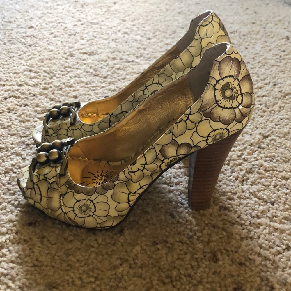 Adorable Naughty Monkey heels from The Buckle - Picture 5 of 11